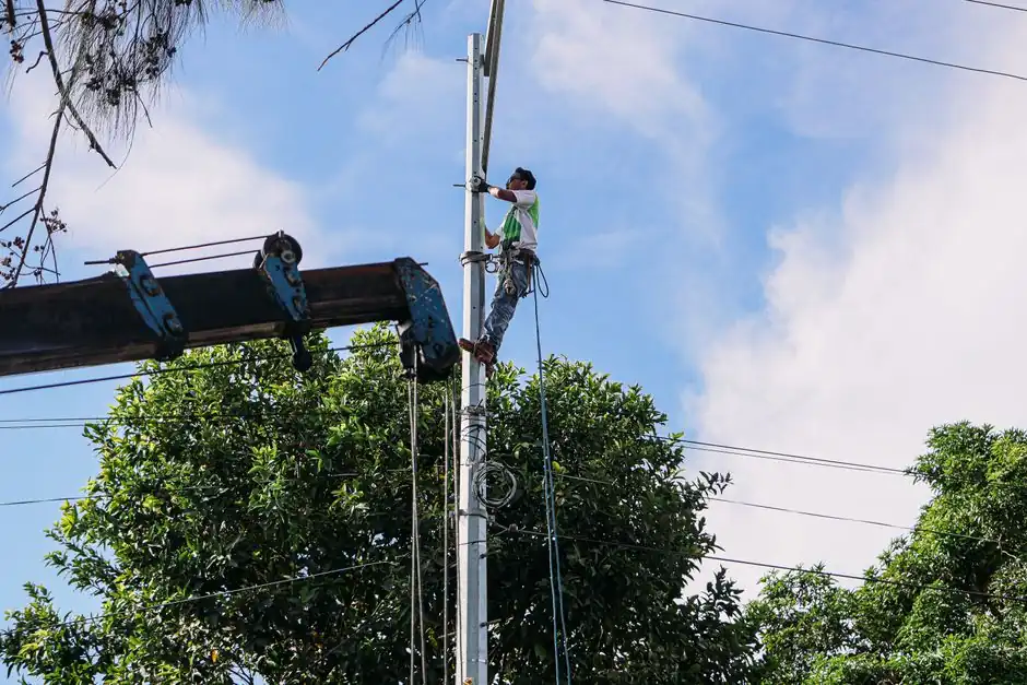 Utility worker performing gas system maintenance — safety tips for Georgetown TX homeowners